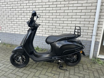 LEUKE VESPA SPRINT S 45KM BROM MAT ZWART BJ2018 9000KM 4-TAKT