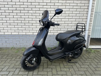 LEUKE VESPA SPRINT S 45KM BROM MAT ZWART BJ2018 9000KM 4-TAKT