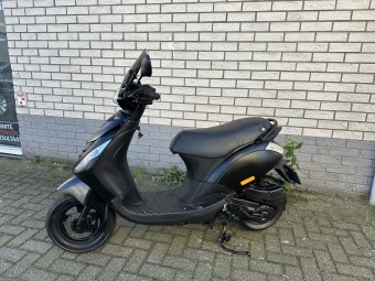  LEUKE  PIAGGIO ZIP SP 45 4-TAKT MAT ZWART BROM  BJ2016 9000KM 
