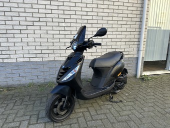  LEUKE  PIAGGIO ZIP SP 45 4-TAKT MAT ZWART BROM  BJ2016 9000KM 