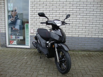 Nieuwe BTC Trevis Tour Scooter WaterGekoelde 4-Takt Motor met de nieuwste technologie euro 4