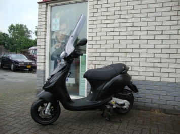 NIEUWE PIAGGIO ZIP SP SPECIAL 25KM SNOR of BROM  MAT BLACK NIEUW  0KM