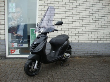 NIEUWE PIAGGIO ZIP SP SPECIAL 25KM SNOR of BROM  MAT BLACK NIEUW  0KM