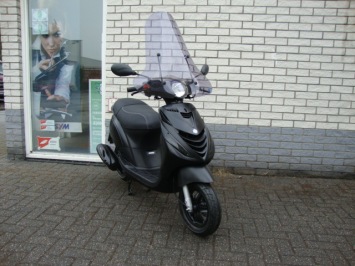 NIEUWE PIAGGIO ZIP SP SPECIAL 25KM SNOR of BROM  MAT BLACK NIEUW  0KM