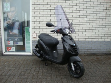 NIEUWE PIAGGIO ZIP SP SPECIAL 25KM SNOR of BROM  MAT BLACK NIEUW  0KM