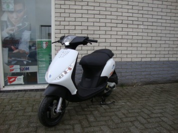 NIEUWE PIAGGIO ZIP WHITE SPECIAL 25 4-TAKT SNOR of BROM  NIEUW 0KM