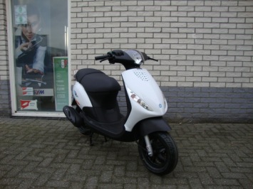 NIEUWE PIAGGIO ZIP WHITE SPECIAL 25 4-TAKT SNOR of BROM  NIEUW 0KM