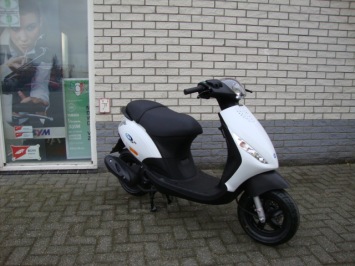 NIEUWE PIAGGIO ZIP WHITE SPECIAL 25 4-TAKT SNOR of BROM  NIEUW 0KM