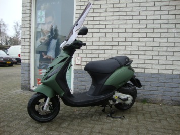 NIEUWE PIAGGIO ZIP SP SPECIAL 25 4-TAKT SNOR of BROM  MAT GROEN  NIEUW 0KM