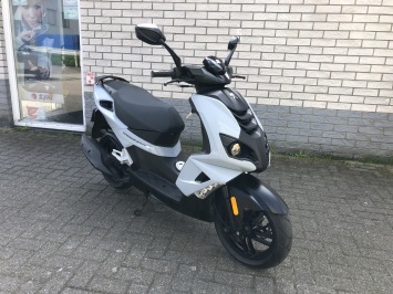 JONGE PEUGEOT SPEEDFIGHT 4 BROM 45KM NARDO GREY BJ2023 3500KM