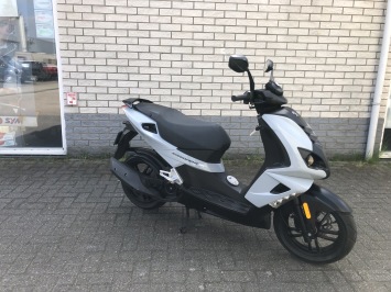 JONGE PEUGEOT SPEEDFIGHT 4 BROM 45KM NARDO GREY BJ2023 3500KM
