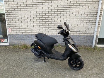 GAVE PIAGGIO ZIP SP 45 4-TAKT MAT ZWART BROM  BJ2017 7000KM 
