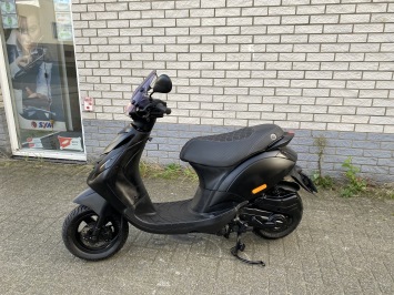 DIKKE PIAGGIO ZIP SP 45KM BROM MAT ZWART BJ2015 5000KM