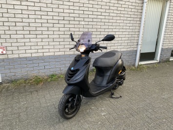 DIKKE PIAGGIO ZIP SP 45KM BROM MAT ZWART BJ2015 5000KM