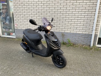 DIKKE PIAGGIO ZIP SP 45KM BROM MAT ZWART BJ2015 5000KM