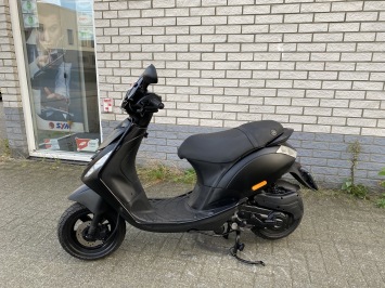 GAVE PIAGGIO ZIP SP 45KM BROM MAT ZWART BJ2016 8000KM