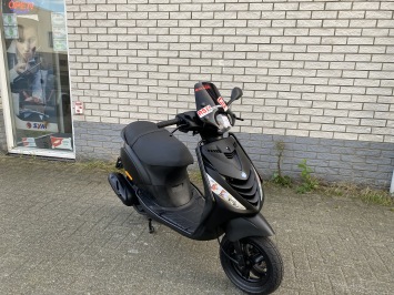 GAVE PIAGGIO ZIP SP 45KM BROM MAT ZWART BJ2016 8000KM