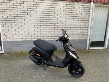 GAVE PIAGGIO ZIP SP 45KM BROM MAT ZWART BJ2016 8000KM