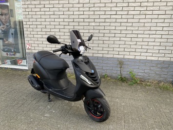  JONGE PIAGGIO ZIP SP 45KM BROM MAT ZWART BJ2022 4000KM