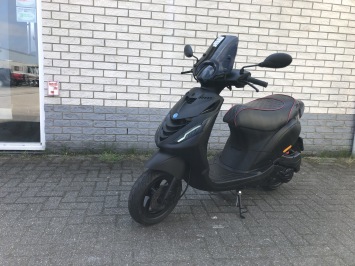 DIKKE PIAGGIO ZIP SP 45KM BROM 80CC BJ2017 8000KM VOL OPTIES