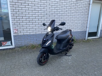 GAVE PIAGGIO ZIP SP 45 4-TAKT MAT BLACK BROM BJ2020 4.000KM