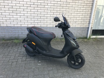 DIKKE PIAGGIO ZIP SP 45KM BROM 80CC BJ2017 8000KM VOL OPTIES