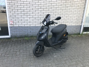 DIKKE PIAGGIO ZIP SP 45KM BROM MAT BLACK BJ2016 8000KM