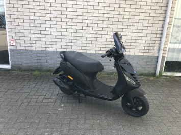 DIKKE PIAGGIO ZIP SP 45KM BROM MAT BLACK BJ2016 8000KM