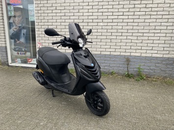 GAVE PIAGGIO ZIP SP 45 4-TAKT MAT BLACK BROM BJ2015 7000KM