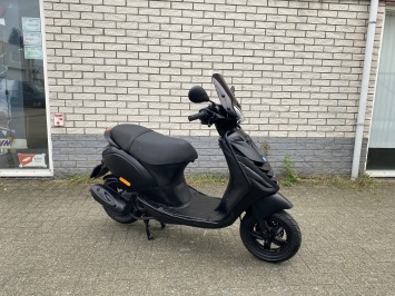 GAVE PIAGGIO ZIP SP 45 4-TAKT MAT BLACK BROM BJ2015 7000KM