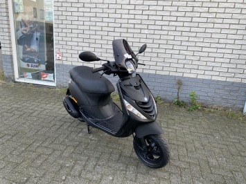 GAVE PIAGGIO ZIP SP 45KM BROM MAT ZWART BJ2018 6000KM