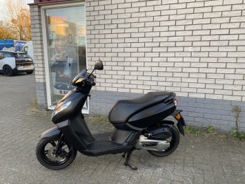 MOOIE PEUGEOT KISBEE 45KM BROM BLACK EDITION BJ2020 8000KM