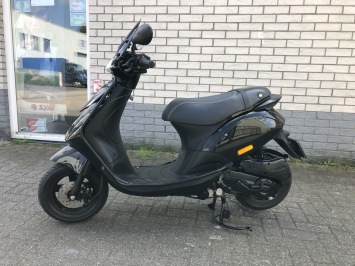 ZEER NETTE PIAGGIO ZIP SP 45KM BROM BLACK ON  BLACK 80CC BJ2018 6000KM CARBURATEURR 
