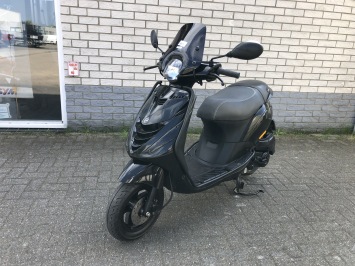 ZEER NETTE PIAGGIO ZIP SP 45KM BROM BLACK ON  BLACK 80CC BJ2018 6000KM CARBURATEURR 