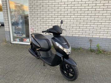 MOOIE PEUGEOT KISBEE 45KM BROM BLACK EDITION BJ2020 8000KM