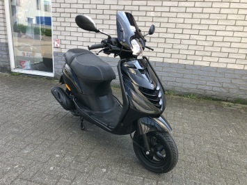 ZEER NETTE PIAGGIO ZIP SP 45KM BROM BLACK ON  BLACK 80CC BJ2018 6000KM CARBURATEURR 