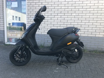 DE DIKSTE PIAGGIO ZIP SP 45KM 4T MAT BLACK BJ2015 9000KM SPRINT