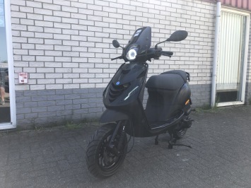 DE DIKSTE PIAGGIO ZIP SP 45KM 4T MAT BLACK BJ2015 9000KM SPRINT