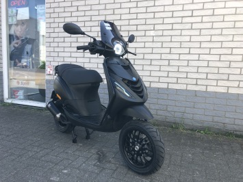 DE DIKSTE PIAGGIO ZIP SP 45KM 4T MAT BLACK BJ2015 9000KM SPRINT