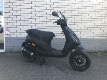 DE DIKSTE PIAGGIO ZIP SP 45KM 4T MAT BLACK BJ2015 9000KM SPRINT