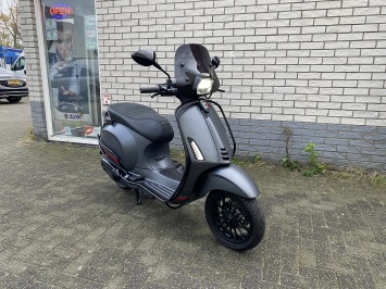 DIKKE VESPA SPRINT S 45KM BROM MAT GREY BJ2021 7000KM VOL OPTIES