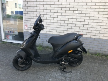 JONGE PIAGGIO ZIP SP 45KM 4T MAT ZWART BJ2022 5000KM