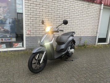NETTE PIAGGIO LIBERTY S 45KM BROM MAT GRIJS BJ2016 9000KM