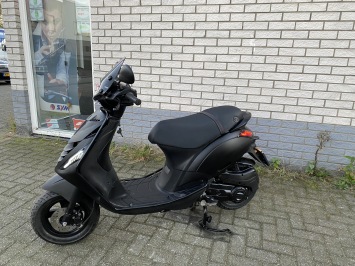 JONGE PIAGGIO ZIP SP 45KM BROM MAT ZWART BJ2023 4000KM