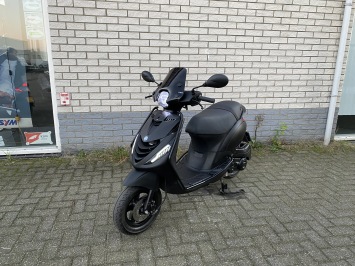 JONGE PIAGGIO ZIP SP 45KM BROM MAT ZWART BJ2023 4000KM
