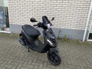 JONGE PIAGGIO ZIP SP 45KM BROM MAT ZWART BJ2023 4000KM