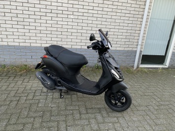 JONGE PIAGGIO ZIP SP 45KM BROM MAT ZWART BJ2023 4000KM