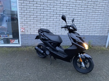 DIKKE YAMAHA AEROX R 45KM BROM BLACK MAGIC BJ2016 9.000KM