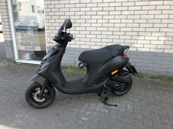 GAVE PIAGGIO ZIP SP 45KM BROM MAT ZWART BJ2017 6000KM ALPHA LED 