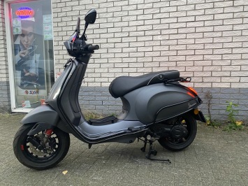DIKKE VESPA SPRINT S 45KM BROM MAT GREY BJ2019 8000KM VOL OPTIES